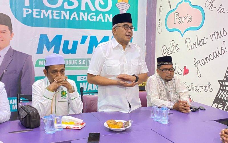 Calon Gubernur Aceh periode 2025-2030 Bustami Hamzah berdiri dihadapan peserta diskusi menyampaikan keinginannya menjadi Gubernur Aceh untuk melakukan perbaikan, acara tersebut dipandu oleh Ketua Pemenangan Tim Pusat PAS Aceh Tgk Yusran Abbas, SE, Ahad (13/10/2024) di Posko pemenangan Mu'Min Kabupaten Bireuen.
Foto : BANDAPOS