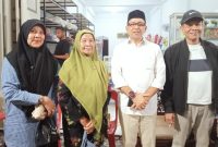 Keterangan Foto : Dari kanan ke kiri : Lukman CM, Ir Sanusi Hasyim, Bu Nurmala dan Warga Montasik di Posko Pemenangan MBS Montasik, Senin (14/10/2024).