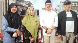 Keterangan Foto : Dari kanan ke kiri : Lukman CM, Ir Sanusi Hasyim, Bu Nurmala dan Warga Montasik di Posko Pemenangan MBS Montasik, Senin (14/10/2024).
