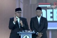 Pasangan Calon Gubernur dan Wakil Gubernur Aceh Nomor 01 Bustami-Syech Fadhil pada acara debat perdana Pilgub Aceh 2024 (Foto: Tangkapan layar YouTube Kompas TV)