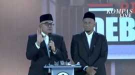 Pasangan Calon Gubernur dan Wakil Gubernur Aceh Nomor 01 Bustami-Syech Fadhil pada acara debat perdana Pilgub Aceh 2024 (Foto: Tangkapan layar YouTube Kompas TV)