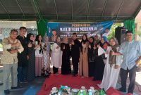 Kepala Sekolah SMA Negeri 15 Banda Aceh Zulfikar, SE, M.Si melakukan foto bersama dengan alumni sekolah tersebut usai acara peringatan Maulid Nabi Muhammad Saw 1446 H yang berlangsung di SMAN 15 Banda Aceh Kamis (10/10/2024).