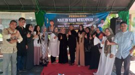Kepala Sekolah SMA Negeri 15 Banda Aceh Zulfikar, SE, M.Si melakukan foto bersama dengan alumni sekolah tersebut usai acara peringatan Maulid Nabi Muhammad Saw 1446 H yang berlangsung di SMAN 15 Banda Aceh Kamis (10/10/2024).