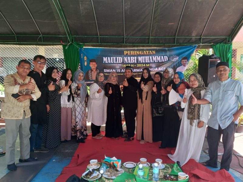 Kepala Sekolah SMA Negeri 15 Banda Aceh Zulfikar, SE, M.Si melakukan foto bersama dengan alumni sekolah tersebut usai acara peringatan Maulid Nabi Muhammad Saw 1446 H yang berlangsung di SMAN 15 Banda Aceh Kamis (10/10/2024).