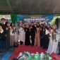 Kepala Sekolah SMA Negeri 15 Banda Aceh Zulfikar, SE, M.Si melakukan foto bersama dengan alumni sekolah tersebut usai acara peringatan Maulid Nabi Muhammad Saw 1446 H yang berlangsung di SMAN 15 Banda Aceh Kamis (10/10/2024).