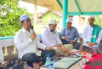 Ketua Tim Pemenangan Pusat MPP PAS Aceh Tgk Yusran Abbas, SE memberi pengarahan dan materi untuk memenangkan Paslon Nomor 01 dihadapan peserta tim lintas alunni dayah didampingi oleh Wakil ketua pemenangan Fauziannur, S.Kom dan Dewan Pakar MPW PAS Pijay Walidi Sanusi dan ahlil bait Tgk Nusuki Senin (13/10/2024) di Bale Meunasah Jurong Pidie Jaya.