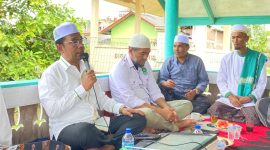 Ketua Tim Pemenangan Pusat MPP PAS Aceh Tgk Yusran Abbas, SE memberi pengarahan dan materi untuk memenangkan Paslon Nomor 01 dihadapan peserta tim lintas alunni dayah didampingi oleh Wakil ketua pemenangan Fauziannur, S.Kom dan Dewan Pakar MPW PAS Pijay Walidi Sanusi dan ahlil bait Tgk Nusuki Senin (13/10/2024) di Bale Meunasah Jurong Pidie Jaya.