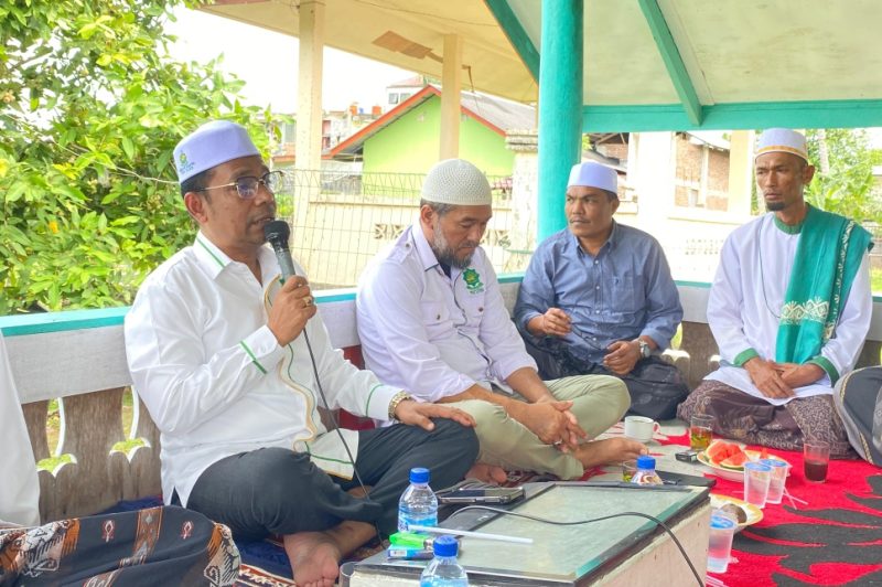 Ketua Tim Pemenangan Pusat MPP PAS Aceh Tgk Yusran Abbas, SE memberi pengarahan dan materi untuk memenangkan Paslon Nomor 01 dihadapan peserta tim lintas alunni dayah didampingi oleh Wakil ketua pemenangan Fauziannur, S.Kom dan Dewan Pakar MPW PAS Pijay Walidi Sanusi dan ahlil bait Tgk Nusuki Senin (13/10/2024) di Bale Meunasah Jurong Pidie Jaya.