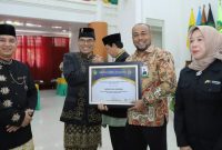 Rektor UIN Ar-Raniry Prof Mujiburrahman, M.Ag (kiri) menyerahkan penghargaan kepada Plt Direktur Bank Aceh Fadhil Ilyas di gedung Aula Kampus UIN Ar-Raniry Darussalam Kamis (31/10/2024) Foto: Dok Bank Aceh.