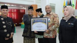 Rektor UIN Ar-Raniry Prof Mujiburrahman, M.Ag (kiri) menyerahkan penghargaan kepada Plt Direktur Bank Aceh Fadhil Ilyas di gedung Aula Kampus UIN Ar-Raniry Darussalam Kamis (31/10/2024) Foto: Dok Bank Aceh.