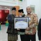 Rektor UIN Ar-Raniry Prof Mujiburrahman, M.Ag (kiri) menyerahkan penghargaan kepada Plt Direktur Bank Aceh Fadhil Ilyas di gedung Aula Kampus UIN Ar-Raniry Darussalam Kamis (31/10/2024) Foto: Dok Bank Aceh.