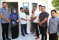 Pj Bupati Aceh Besar Muhammad Iswanto S.STP, MM menyerahkan kunci rumah bantuan kerjasama dengan Islamic Relief di Gampong Cot Jambo, Kecamatan Blang Bintang, Aceh Besar, Minggu (3/11/2024). Foto: MC Aceh Besar.