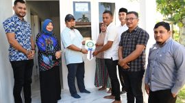 Pj Bupati Aceh Besar Muhammad Iswanto S.STP, MM menyerahkan kunci rumah bantuan kerjasama dengan Islamic Relief di Gampong Cot Jambo, Kecamatan Blang Bintang, Aceh Besar, Minggu (3/11/2024). Foto: MC Aceh Besar.