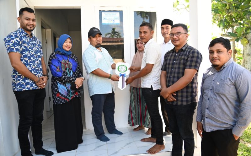 Pj Bupati Aceh Besar Muhammad Iswanto S.STP, MM menyerahkan kunci rumah bantuan kerjasama dengan Islamic Relief di Gampong Cot Jambo, Kecamatan Blang Bintang, Aceh Besar, Minggu (3/11/2024). Foto: MC Aceh Besar.