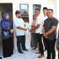 Pj Bupati Aceh Besar Muhammad Iswanto S.STP, MM menyerahkan kunci rumah bantuan kerjasama dengan Islamic Relief di Gampong Cot Jambo, Kecamatan Blang Bintang, Aceh Besar, Minggu (3/11/2024). Foto: MC Aceh Besar.