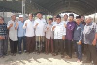 Calon Walikota Banda Aceh (2025-2030) H.Aminullah Usman melakukan foto bersama dengan Geuchik dan sejumlah tokoh serta warga Gampong Mulia, usai menghadiri Maulid Nabi Muhammad SAW Ahad (10/11/2024) di Halaman Masjid Sarajul Huda