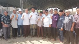 Calon Walikota Banda Aceh (2025-2030) H.Aminullah Usman melakukan foto bersama dengan Geuchik dan sejumlah tokoh serta warga Gampong Mulia, usai menghadiri Maulid Nabi Muhammad SAW Ahad (10/11/2024) di Halaman Masjid Sarajul Huda