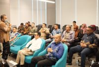 Direksi PT PEMA dan perwakilan DPMPTSP pada acara Pitching Proposal Bisnis dengan tujuh pelaku UMKM se-Aceh di Landmark BSI Aceh di Banda Aceh, Kamis (7/11/2024). Foto : Humas PT PEMA