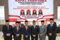 Empat pimpinan DPRK Aceh Utara masa jabatan 2024-2029 melakukan foto bersama usai mengucapkan sumpah dan janji dalam Rapat Paripurna DPRK Aceh Utara, Senin (11/11/2024).