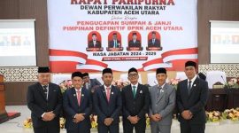 Empat pimpinan DPRK Aceh Utara masa jabatan 2024-2029 melakukan foto bersama usai mengucapkan sumpah dan janji dalam Rapat Paripurna DPRK Aceh Utara, Senin (11/11/2024).