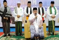 Syekh H.Hasanoel Bashry (Abu Mudi) membacakan pernyataan sikap dukungan untuk memenangkan Paslon Walikota dan Wakil Walikota Banda Aceh (H.Aminullah Usman-Isnaini Husda) pada Pilkada 2024, Sabtu (16/11/2024) di Amel Convention Hall