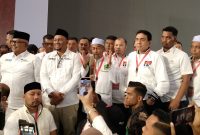 Paslon Gubernur dan Wakil Gubernur Aceh Nomor Urut 01 Bustami Hamzah dan Syech Fadhil bersama parpol pengusung dan pendukung melakukan pernyataan pers usai debat ketiga Cagub dan Cawagub 2024 di hentikan oleh penyelenggara karena terjadi kericuhan. Selasa  malam (19/11/2024) di hotel the pade Aceh Besar.
