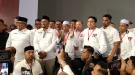 Paslon Gubernur dan Wakil Gubernur Aceh Nomor Urut 01 Bustami Hamzah dan Syech Fadhil bersama parpol pengusung dan pendukung melakukan pernyataan pers usai debat ketiga Cagub dan Cawagub 2024 di hentikan oleh penyelenggara karena terjadi kericuhan. Selasa  malam (19/11/2024) di hotel the pade Aceh Besar.