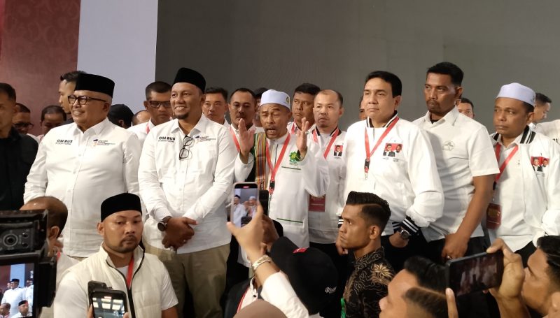 Paslon Gubernur dan Wakil Gubernur Aceh Nomor Urut 01 Bustami Hamzah dan Syech Fadhil bersama parpol pengusung dan pendukung melakukan pernyataan pers usai debat ketiga Cagub dan Cawagub 2024 di hentikan oleh penyelenggara karena terjadi kericuhan. Selasa malam (19/11/2024) di hotel the pade Aceh Besar.