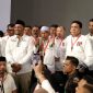 Paslon Gubernur dan Wakil Gubernur Aceh Nomor Urut 01 Bustami Hamzah dan Syech Fadhil bersama parpol pengusung dan pendukung melakukan pernyataan pers usai debat ketiga Cagub dan Cawagub 2024 di hentikan oleh penyelenggara karena terjadi kericuhan. Selasa  malam (19/11/2024) di hotel the pade Aceh Besar.