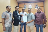 Tim Hukum Pemenangan Paslon Gubernur-Wakil Gubernur Aceh Bustami Hamzah-Syech Fadhil melaporkan Ketua KIP Aceh ke Panwaslih Aceh, Jumat, (22/11/2024).