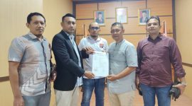 Tim Hukum Pemenangan Paslon Gubernur-Wakil Gubernur Aceh Bustami Hamzah-Syech Fadhil melaporkan Ketua KIP Aceh ke Panwaslih Aceh, Jumat, (22/11/2024).