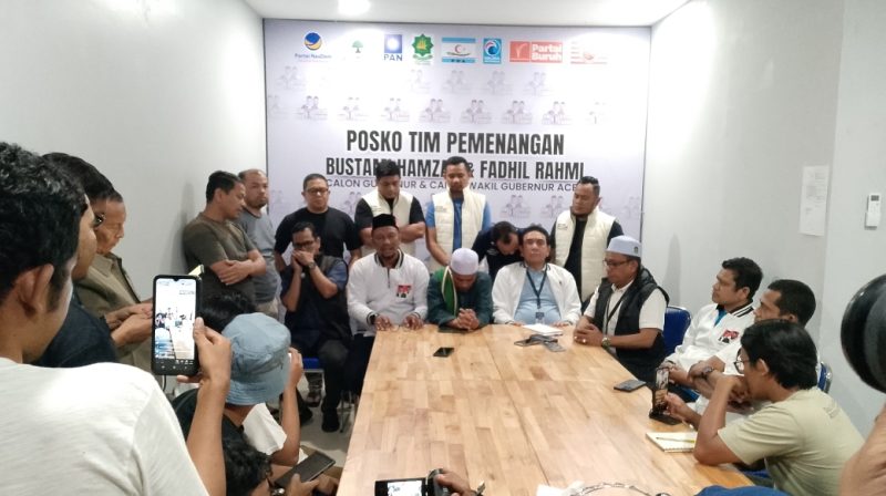 Tim Pemenangan Paslon Gubernur -Wakil Gubernur Aceh (Bustami Hamzah-Syech Fadhil) menggelar konferensi pers mengumumkan data perolehan suara sementara Paslon 01pada Pilkada 2024, Rabu malam  (27/11/2024). Foto: BANDAPOS.com