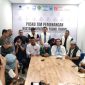 Tim Pemenangan Paslon Gubernur -Wakil Gubernur Aceh (Bustami Hamzah-Syech Fadhil) menggelar konferensi pers mengumumkan data perolehan suara sementara Paslon 01pada Pilkada 2024, Rabu malam  (27/11/2024). Foto: BANDAPOS.com