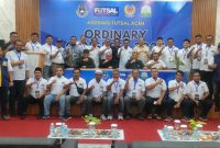 KONGRES FUTSAL ACEH – Exco FFI, Herman bersama Ketua Umum KONI Aceh, Kamaruddin Abubakar atau Abu Razak, dan Ketua AFA, Dr M Zulfri, foto bersama dengan jajaran panitia, Komite Pemilihan, serta para voter Kongres Biasa Pemilihan Asosiasi Futsal Aceh di Hotel Grand Langkawi, Banda Aceh, Selasa (24/12/2024). Foto :Dok AFA