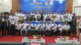 KONGRES FUTSAL ACEH – Exco FFI, Herman bersama Ketua Umum KONI Aceh, Kamaruddin Abubakar atau Abu Razak, dan Ketua AFA, Dr M Zulfri, foto bersama dengan jajaran panitia, Komite Pemilihan, serta para voter Kongres Biasa Pemilihan Asosiasi Futsal Aceh di Hotel Grand Langkawi, Banda Aceh, Selasa (24/12/2024). Foto :Dok AFA