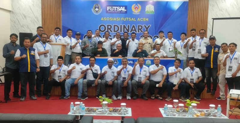 KONGRES FUTSAL ACEH – Exco FFI, Herman bersama Ketua Umum KONI Aceh, Kamaruddin Abubakar atau Abu Razak, dan Ketua AFA, Dr M Zulfri, foto bersama dengan jajaran panitia, Komite Pemilihan, serta para voter Kongres Biasa Pemilihan Asosiasi Futsal Aceh di Hotel Grand Langkawi, Banda Aceh, Selasa (24/12/2024). Foto :Dok AFA