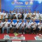 KONGRES FUTSAL ACEH – Exco FFI, Herman bersama Ketua Umum KONI Aceh, Kamaruddin Abubakar atau Abu Razak, dan Ketua AFA, Dr M Zulfri, foto bersama dengan jajaran panitia, Komite Pemilihan, serta para voter Kongres Biasa Pemilihan Asosiasi Futsal Aceh di Hotel Grand Langkawi, Banda Aceh, Selasa (24/12/2024). Foto :Dok AFA