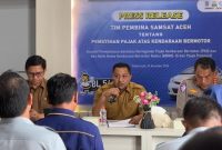 Kepala BPKA Reza Saputra didampingi Dirlantas Polda Aceh Kombes Pol M Iqbal Alqudusy memberikan penjelasan terkait pemutihan pajak kendaraan pada konferensi pers di Kantor Samsat Banda Aceh, Senin (2/12/2024)