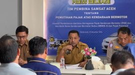 Kepala BPKA Reza Saputra didampingi Dirlantas Polda Aceh Kombes Pol M Iqbal Alqudusy memberikan penjelasan terkait pemutihan pajak kendaraan pada konferensi pers di Kantor Samsat Banda Aceh, Senin (2/12/2024)