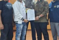 Tim Hukum Paslon 01 Gubernur dan Wakil Gubernur Aceh (Bustami Hamzah-Syech Fadhil), Baihaqi, S.Hi menyerahkan laporan indikasi kecurangan pelanggaran pilkada ke Panwaslih Aceh Kamis (5/12/2024).