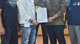 Tim Hukum Paslon 01 Gubernur dan Wakil Gubernur Aceh (Bustami Hamzah-Syech Fadhil), Baihaqi, S.Hi menyerahkan laporan indikasi kecurangan pelanggaran pilkada ke Panwaslih Aceh Kamis (5/12/2024).
