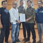 Tim Hukum Paslon 01 Gubernur dan Wakil Gubernur Aceh (Bustami Hamzah-Syech Fadhil), Baihaqi, S.Hi menyerahkan laporan indikasi kecurangan pelanggaran pilkada ke Panwaslih Aceh Kamis (5/12/2024).