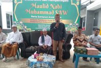 Geuchik Gampong Baet Baitussalam Aceh Besar Agus Mawar memberikan sambutan pada acara peringatan Maulid Nabi Muhammad Saw 1446 H di Komplek Flamboyan Dusun Krueng Cut Sabtu (7/12/2024).