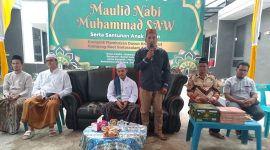 Geuchik Gampong Baet Baitussalam Aceh Besar Agus Mawar memberikan sambutan pada acara peringatan Maulid Nabi Muhammad Saw 1446 H di Komplek Flamboyan Dusun Krueng Cut Sabtu (7/12/2024).