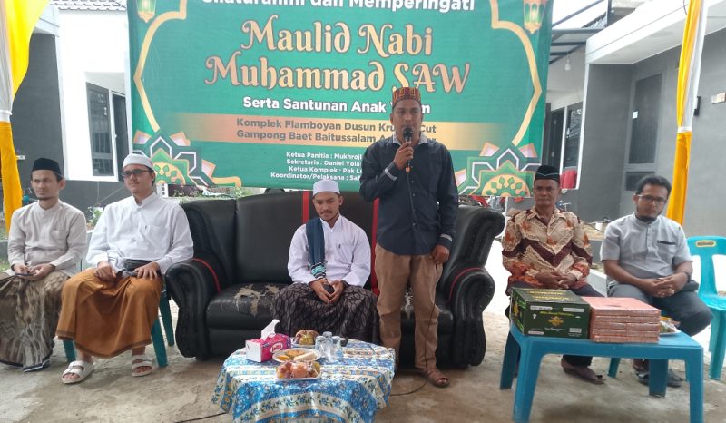 Geuchik Gampong Baet Baitussalam Aceh Besar Agus Mawar memberikan sambutan pada acara peringatan Maulid Nabi Muhammad Saw 1446 H di Komplek Flamboyan Dusun Krueng Cut Sabtu (7/12/2024).