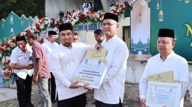 Pj Bupati Aceh Besar Muhammad Iswanto, S.STP, MM menyerahkan penghargaan atas perolehan juara lomba pengelolaan masjid se Aceh Besar kepada pengurus masjid Babussalam Kecamatan  Krueng Barona Jaya Senin (9/12/2024).