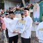 Pj Bupati Aceh Besar Muhammad Iswanto, S.STP, MM menyerahkan penghargaan atas perolehan juara lomba pengelolaan masjid se Aceh Besar kepada pengurus masjid Babussalam Kecamatan  Krueng Barona Jaya Senin (9/12/2024).