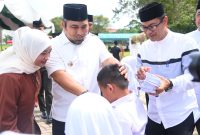 Pj Bupati Aceh Besar Muhammad Iswanto S.STP, MM, di dampingi Pj Ketua TP PKK Aceh Besar Cut Rezky Handayani SIP, MM dan Sahli Sekda Aceh Besar Adi Darma S.Pd, M.Pd menyerahkan santunan anak yatim pada Maulid Akbar di lapangan Bungoeng Jumpa Kota Jantho Selasa (10/12/2024)
Foto : MC Aceh Besar