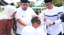 Pj Bupati Aceh Besar Muhammad Iswanto S.STP, MM, di dampingi Pj Ketua TP PKK Aceh Besar Cut Rezky Handayani SIP, MM dan Sahli Sekda Aceh Besar Adi Darma S.Pd, M.Pd menyerahkan santunan anak yatim pada Maulid Akbar di lapangan Bungoeng Jumpa Kota Jantho Selasa (10/12/2024)
Foto : MC Aceh Besar