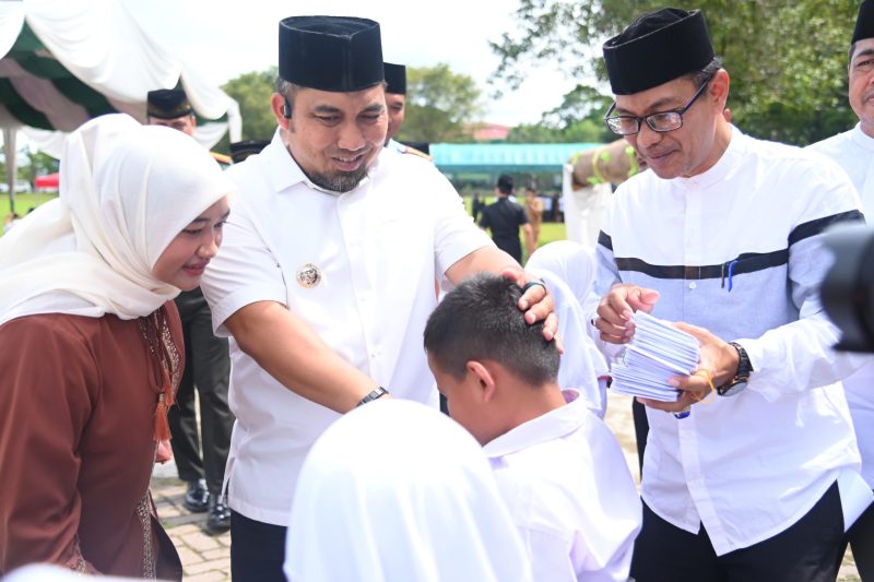 Pj Bupati Aceh Besar Muhammad Iswanto S.STP, MM, di dampingi Pj Ketua TP PKK Aceh Besar Cut Rezky Handayani SIP, MM dan Sahli Sekda Aceh Besar Adi Darma S.Pd, M.Pd menyerahkan santunan anak yatim pada Maulid Akbar di lapangan Bungoeng Jumpa Kota Jantho Selasa (10/12/2024)
Foto : MC Aceh Besar